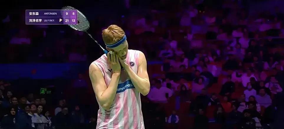 羽毛球天王杯，网前突然静止。丹麦安东森直接趴下——装睡。对手刘洋名宇发球慢到
