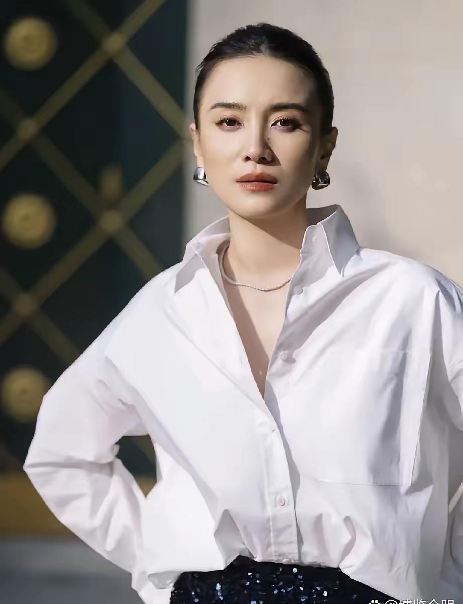 零下十度，冰碴子混着泥水灌进宋佳的膝盖。她摔倒了，没喊停，爬起来继续演。镜头