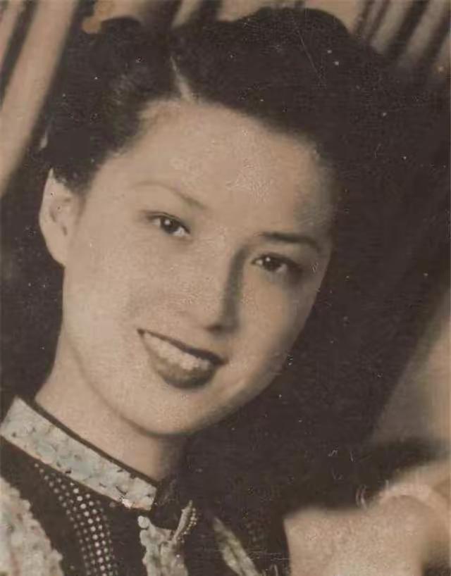 1918年，多年未怀孕的戏班名角莫秀英，被一落魄军官看上，军官失魂一样向她求爱。