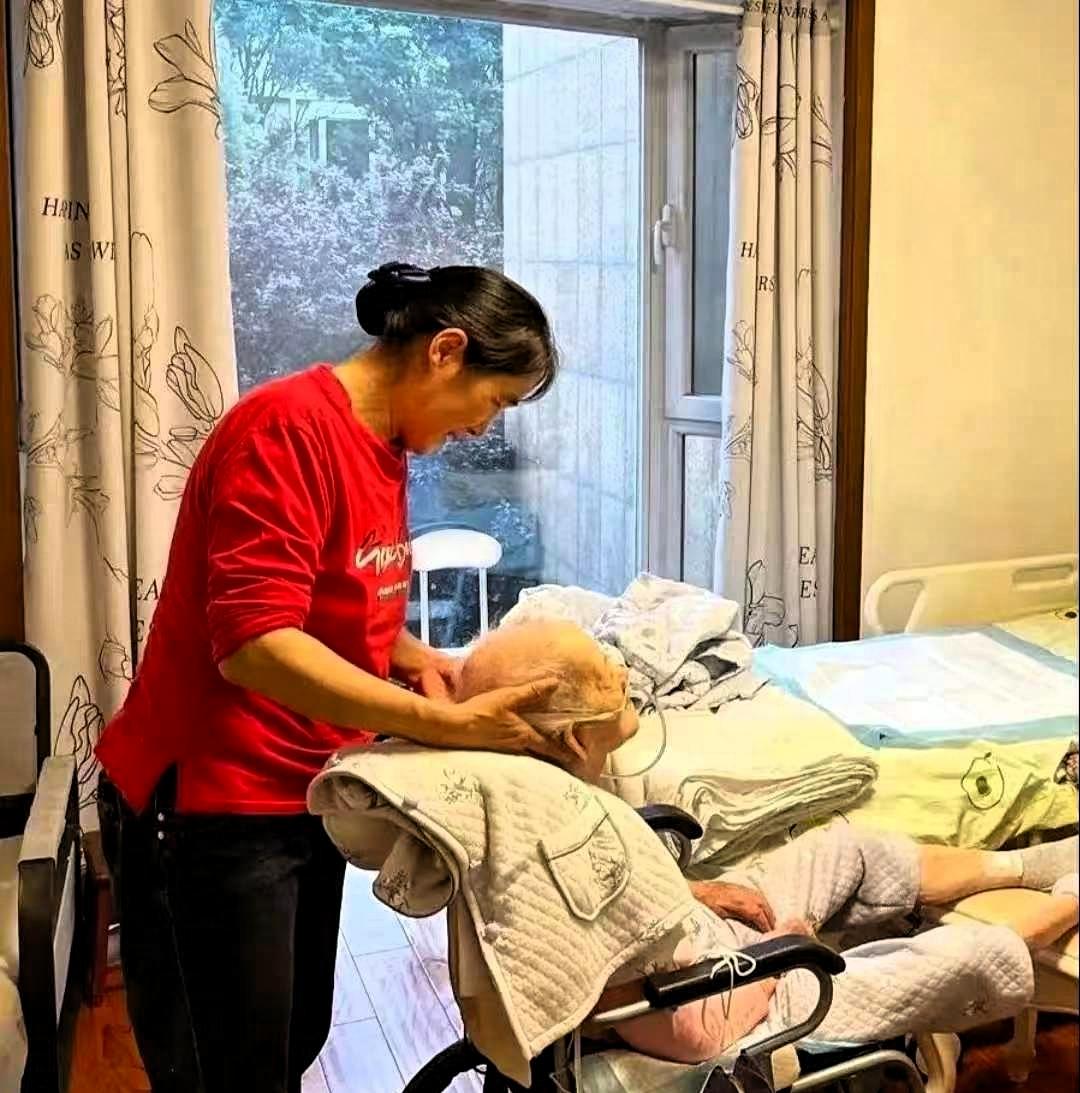 63岁大爷与保姆同居17年，每月给她转账5860，分手时大爷却冷笑:这5860块