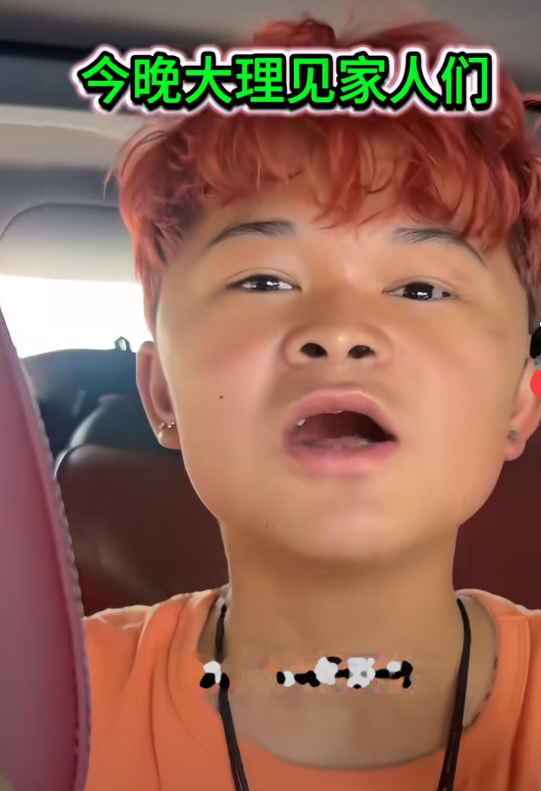 有人问范小勤：“那不是你老婆吗？”范小勤回答得很干脆：“什么老婆？白天是我老婆，