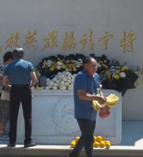 3个中老年人居然把杨靖宇将军的贡品给拿走了！大妈装了一大包馒头，俩大爷揣走香
