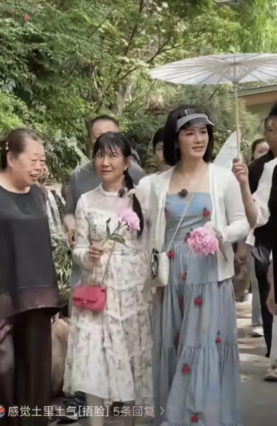 都说这个扎着长辫子的女人是谢娜的妈妈？我开始还不敢相信，圈圈怎么说谢娜的妈妈