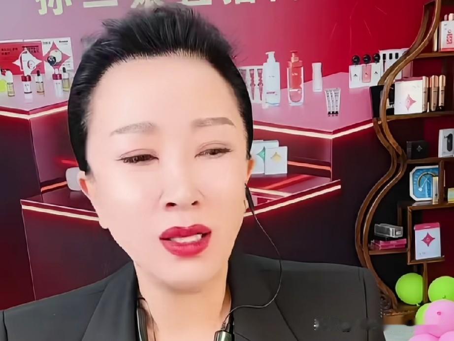 “谢广坤”的前妻孙二娘开直播时，有网友调侃她说：“你天天要是不提广坤，压根就不会