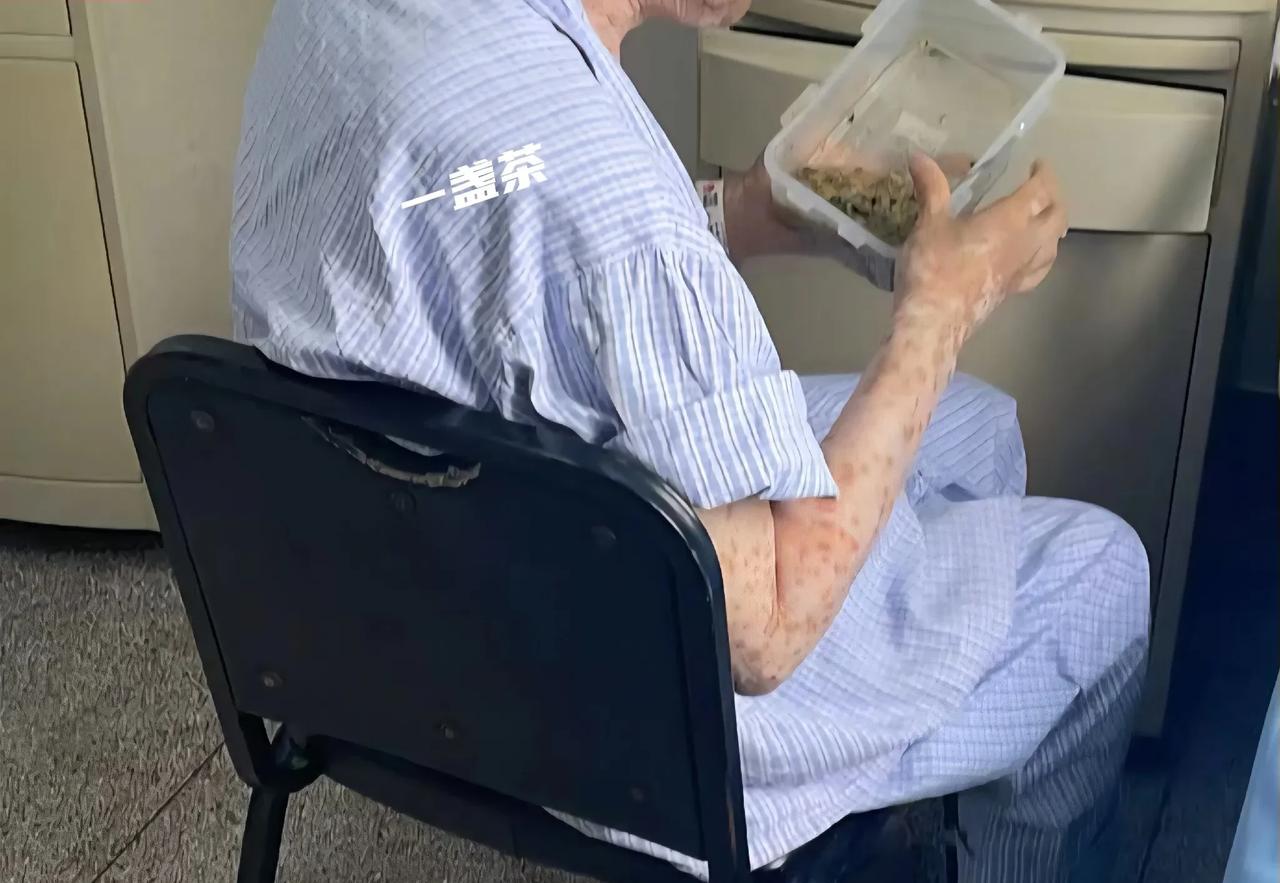 女儿又给老头送饭去了，今天送的是用排骨肉+油菜+胡萝卜做的菜饭，还有一盒用杏仁粉