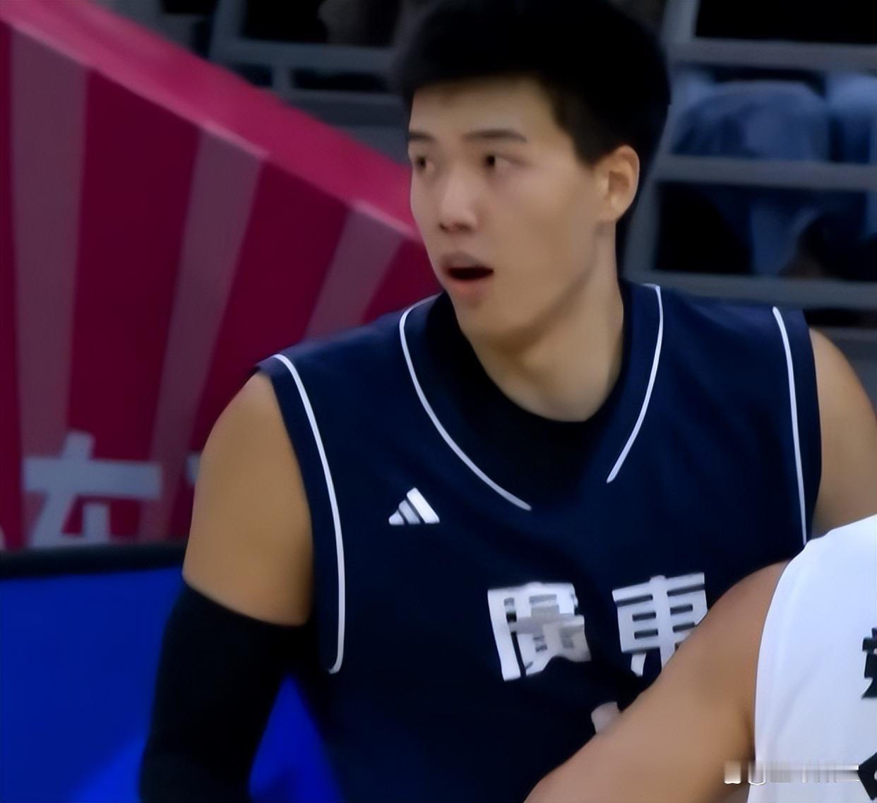 北京时间11月10日，广东男篮在八进四的比赛以107比65战胜天津晋级四强！本