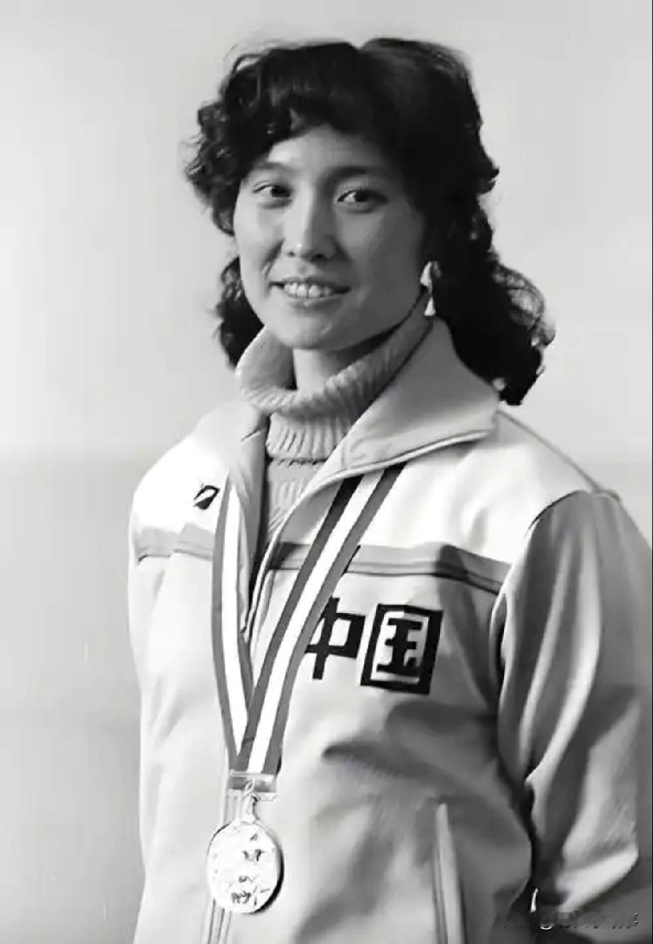 中国女排第一任队长曹慧英，70岁，在北京郊区的大院里，点上了一根