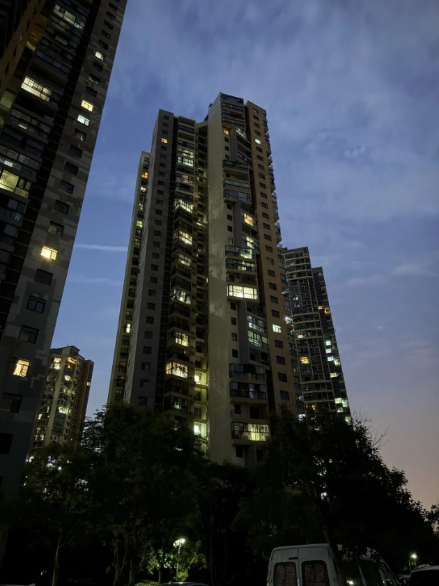 五一有个女生跟男闺蜜出去旅游，疯玩三天才回家。赶上下大雨，她打电话让男朋友来接，