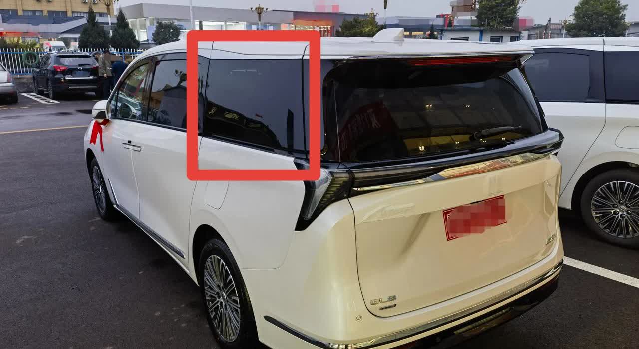 不知道有没有人注意到这个，今天没事敲了敲，24款别克GL8PHEV，第三排玻