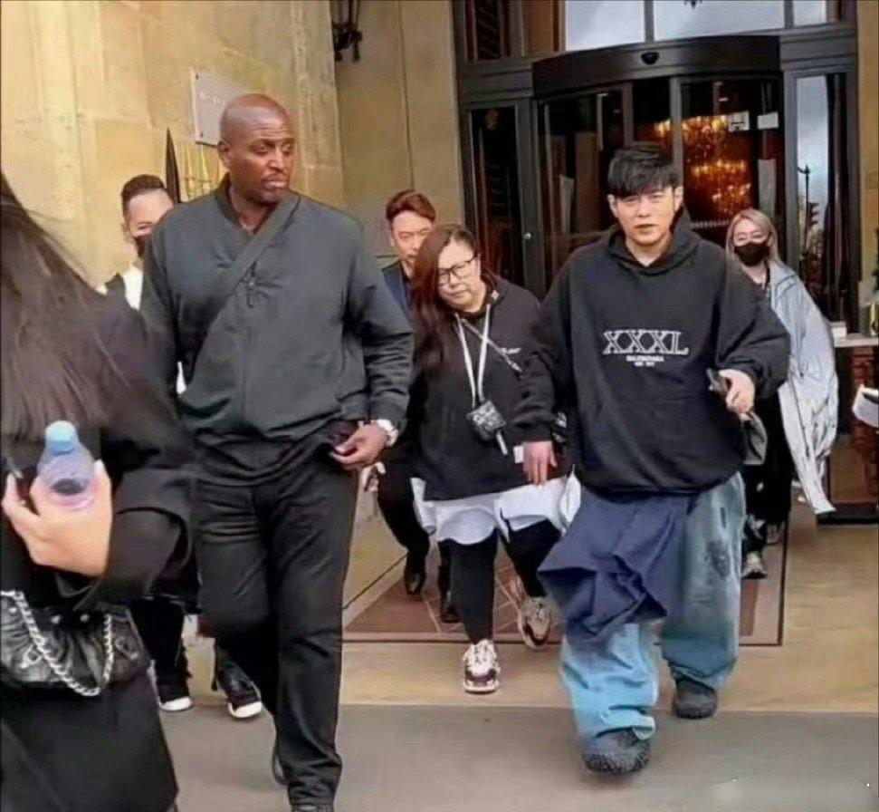 周杰伦把衣服穿成了我们穿不起的样子​​​