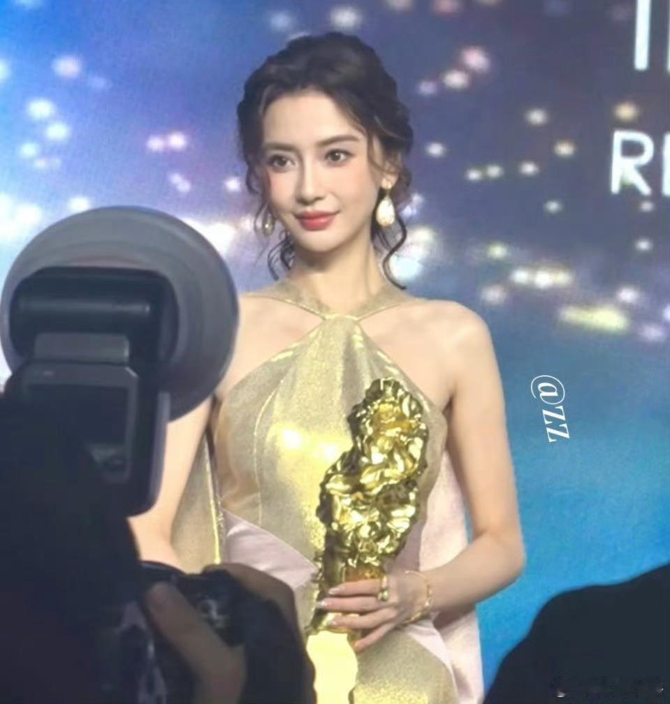 Angelababy芭莎艺术之夜生图🈶Angelababy金粉裙