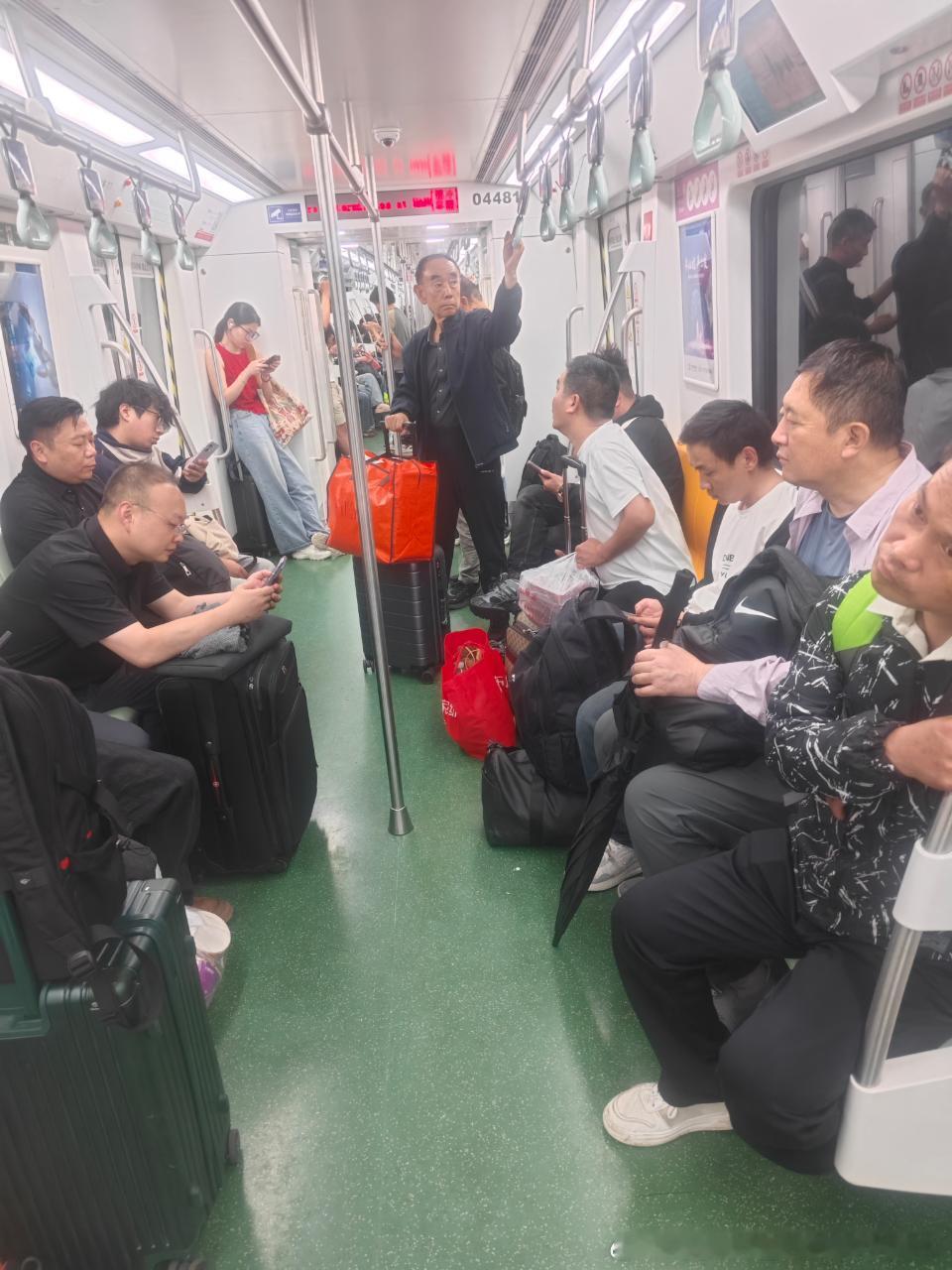 西安地铁网友：2026-05-16（周六），19：47，西安地铁4号线航天新城