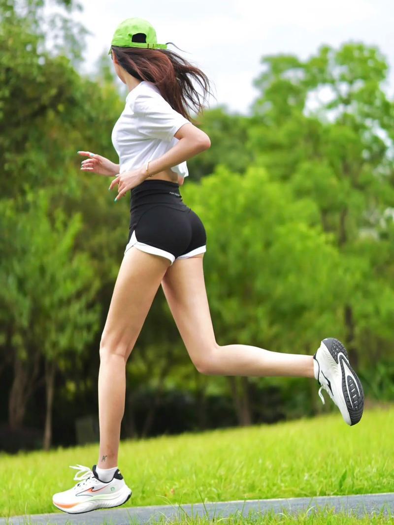 你平时跑步都是跑多少公里呢?我一般是早上三公里，晚上五公里，如果是休息日，就跑