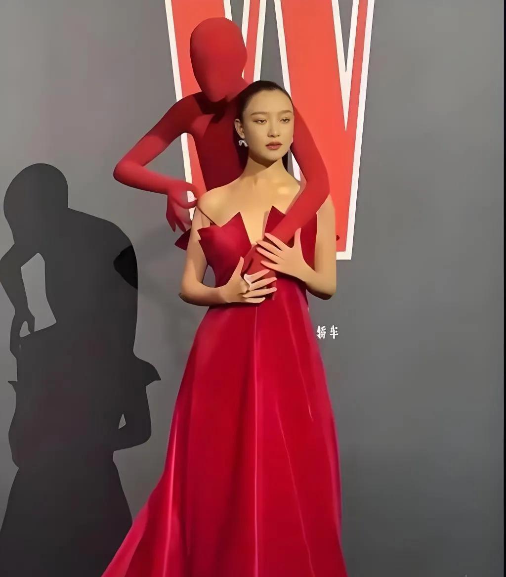 讲真..一开始看到倪妮这个造型把我吓了一大跳背上背了一个人..就很瘆人你