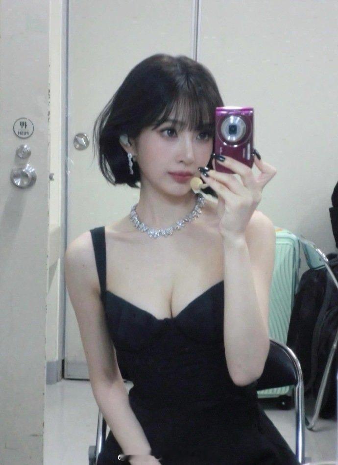 Joy对镜拍📸🖤🩶