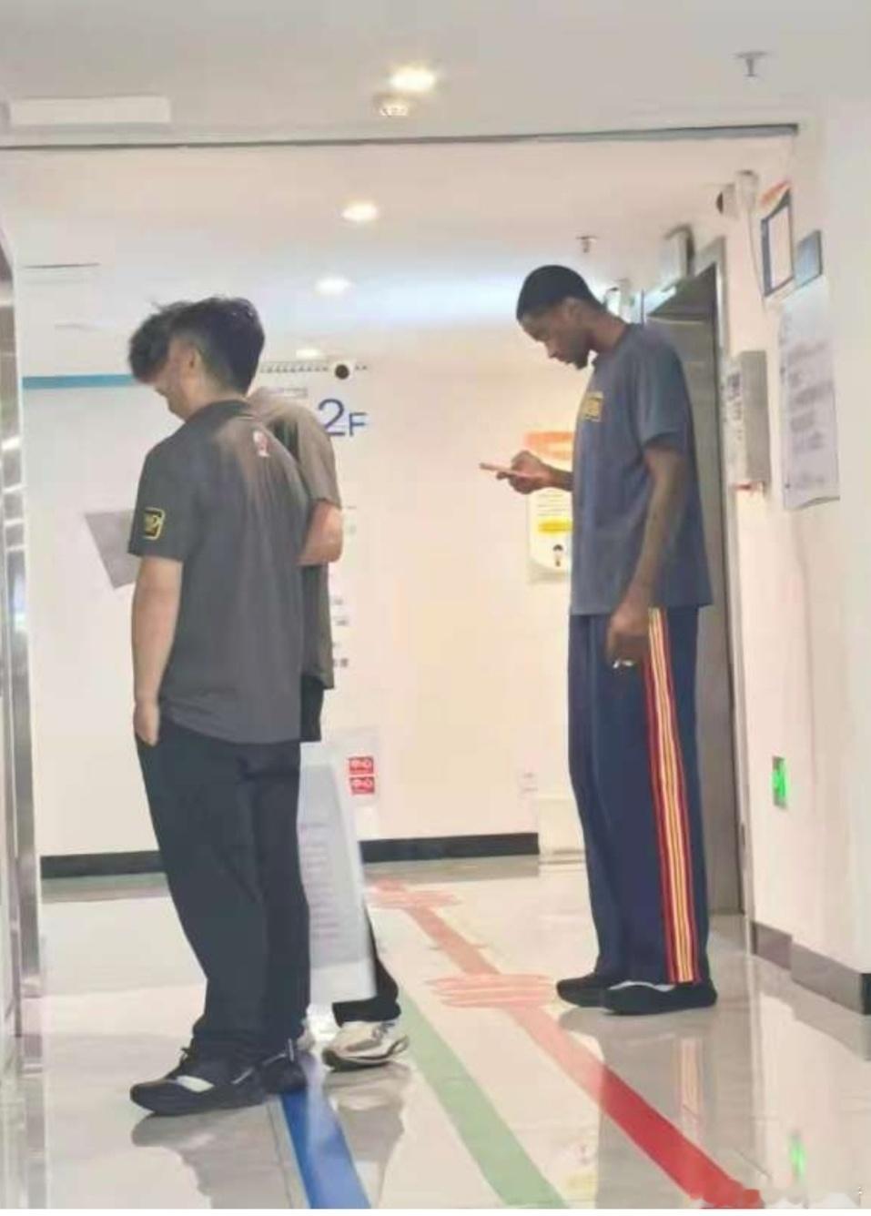 热身赛突发伤情！广东男篮新赛季开局就遇考验在对阵NBL贵州猛龙的内部热身赛当中，广东外援“奶茶哥”萨