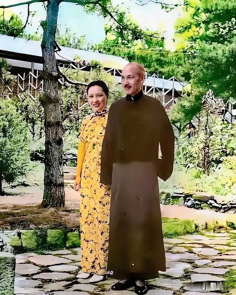这张图片上的两个人物是蒋介石和他的妻子宋美龄。这是1937年9月，他们两个在宋
