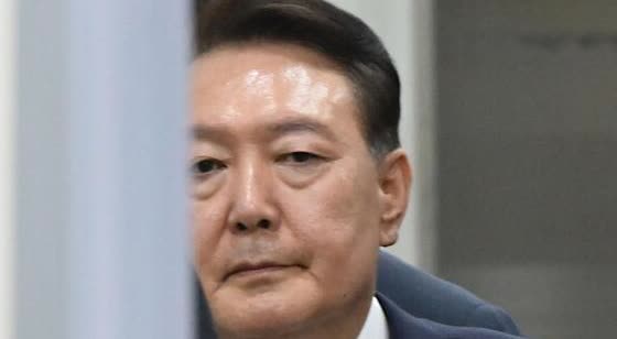 强制拘留尹锡悦细节曝光：多次拒绝配合执法，衣不遮体在地上撒泼打滚，狱警拉都拉不出