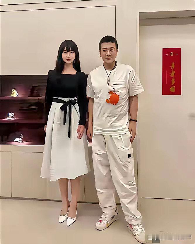 没有黄圣依，杨子还是照样潇洒，旁边的美女真漂亮，有认识的吗？​​​