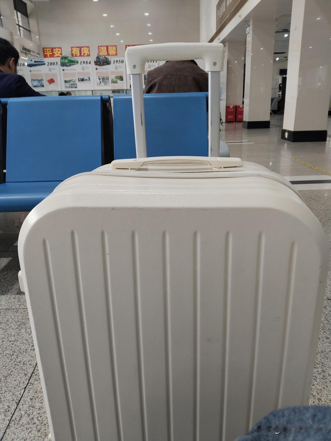 再见深圳，我厌倦了漂泊的生活。今天，我再次搬离了深圳。站在车站拥挤的人流