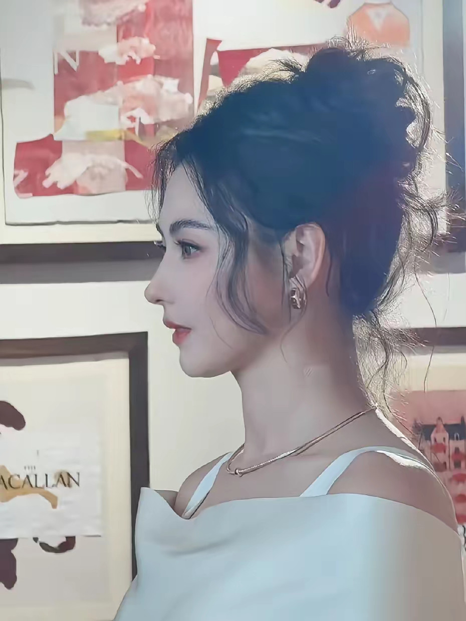 张柏芝是够漂亮，从正面看好看，从侧面看更耐看，立体感的鼻梁，少女感十足。谢霆锋为啥不喜欢年轻漂亮，非