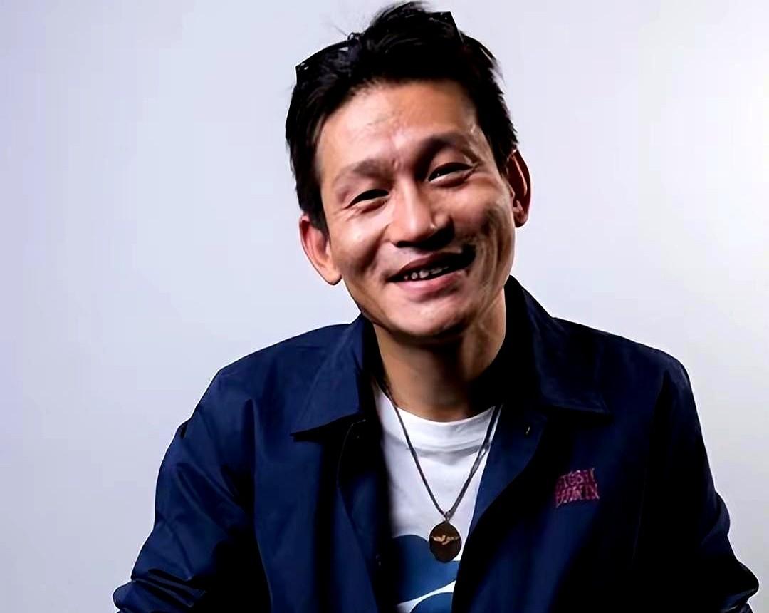 有一次，张艺谋问余皑磊：“有个男三号，演不演？”他接了，结果没火。不久，张艺谋又