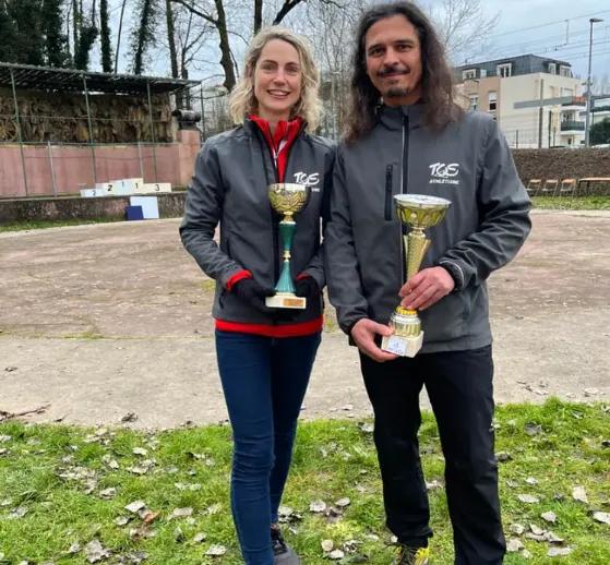 爸，检查时我像被剥光的物件！女儿的哭诉，扎疼了法国工程师鲁道夫的心。他一拍大腿！