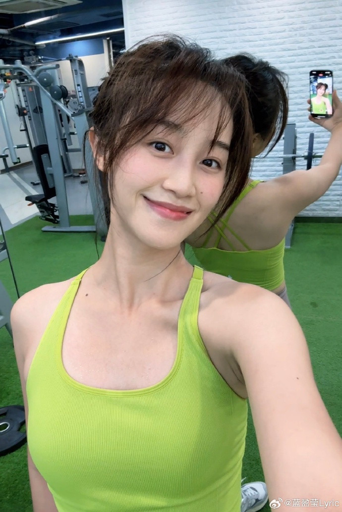 现在的蓝盈莹已经不是昔日的一脸苦相的浣碧了！真的有种脱胎换骨的感觉！