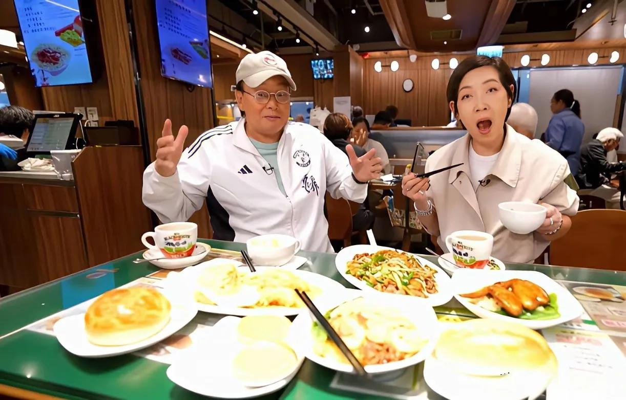 谭咏麟最近又被拍到去常去的那家老餐厅吃饭了。干炒牛河、虾子捞面、瑞士汁鸡翅、粟米