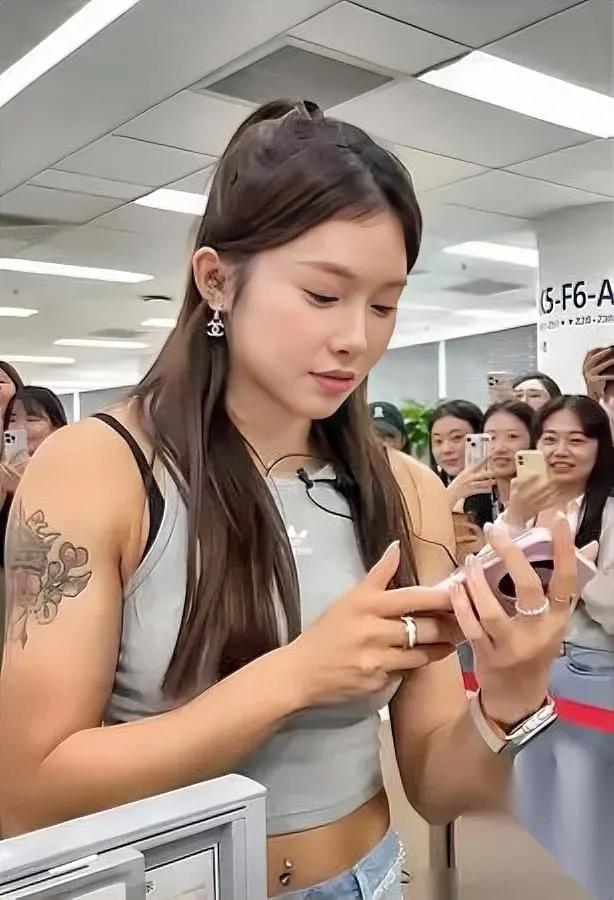 见过吴艳妮真人完全颠覆印象跟网上的精修图差了十万八千里！往那一站就是
