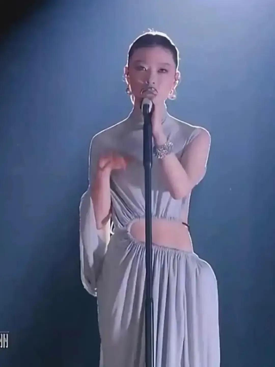 哇！被单依纯这个礼服惊艳到了。本以为只露出一点小蛮腰。一个转身来一个透心
