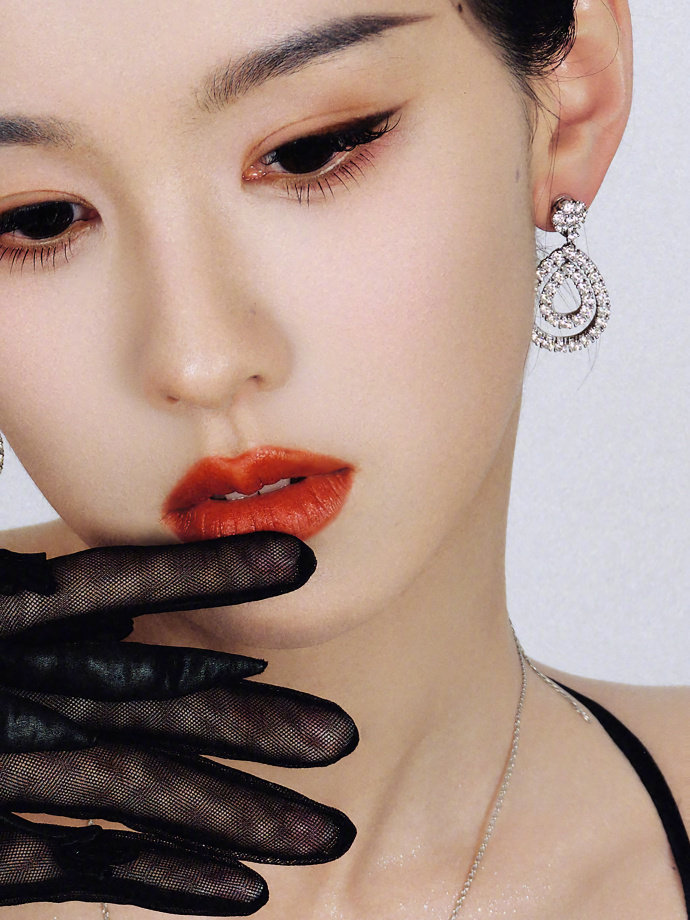 陈都灵金鸡奖造型出图了，陈都灵亮相金鸡奖，一身优雅的吊带黑纱裙，满分优雅的黑天鹅