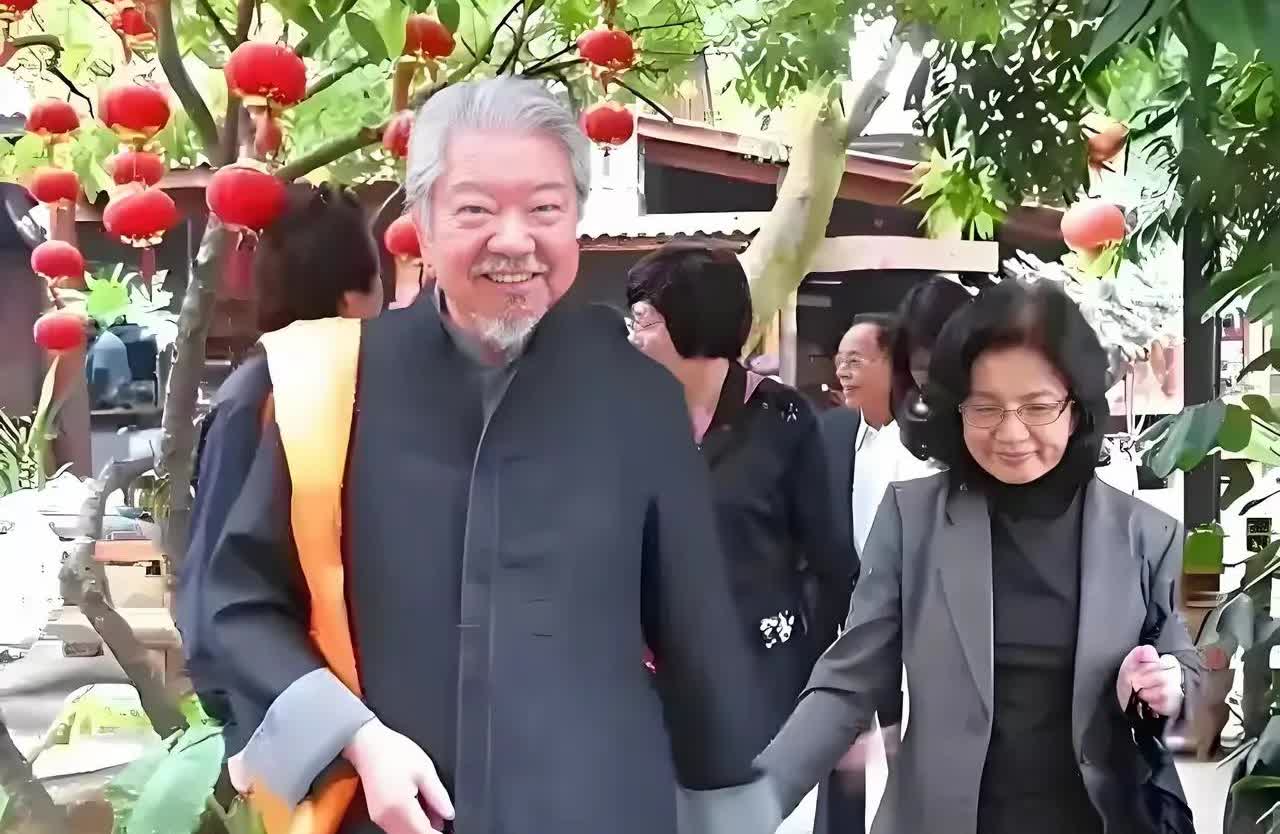 不得不佩服蔡澜先生对金钱的把控。自妻子2023年意外去世后，蔡澜先生直接