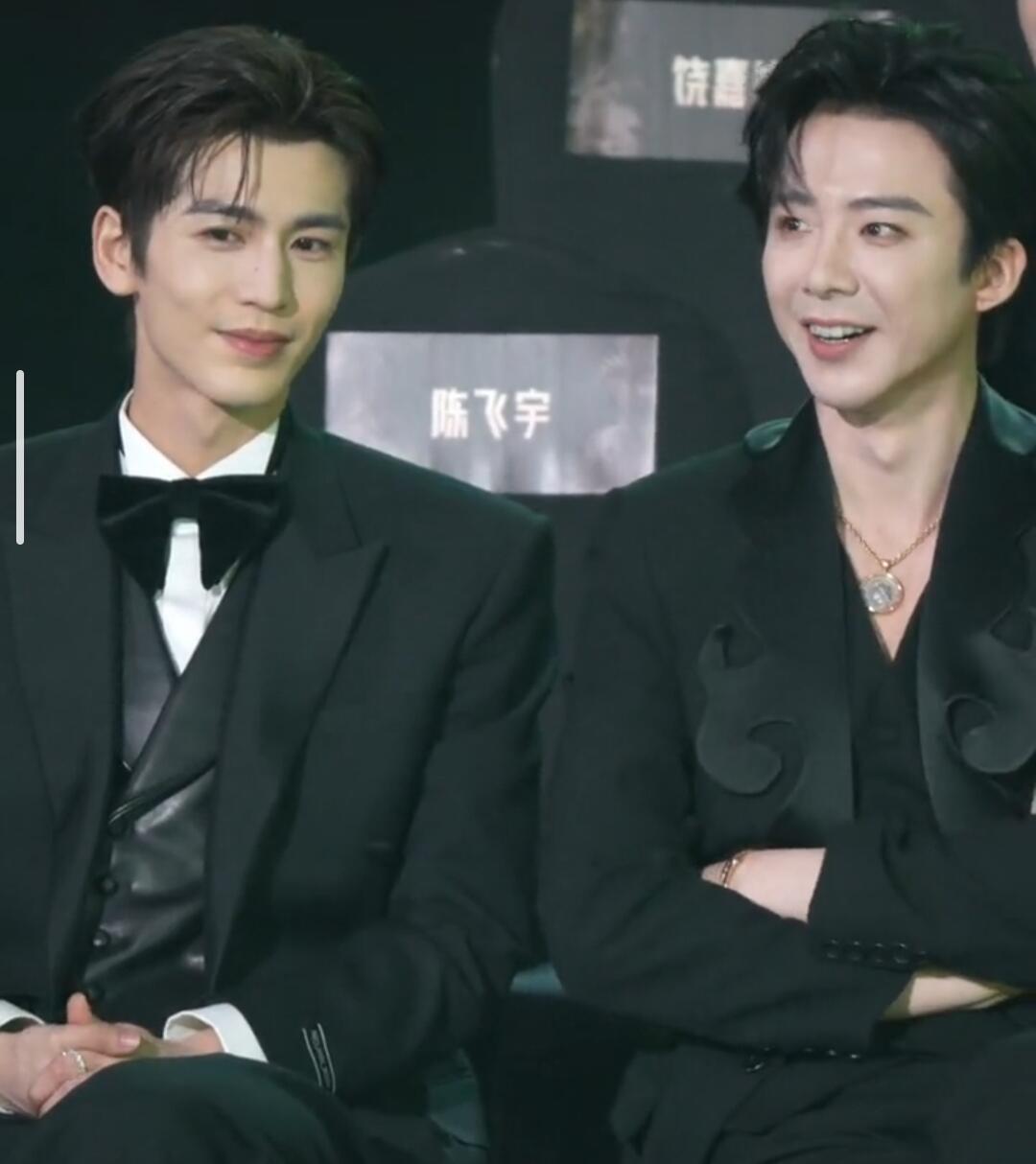 从这个角度看张凌赫的颜值还挺高的，没有美颜和滤镜之下，帅气英俊，越看越有魅力，旁