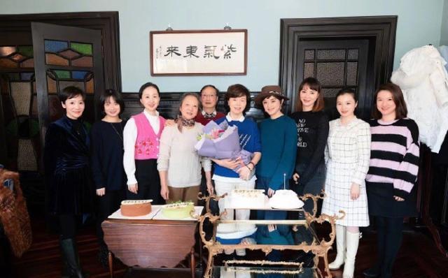孙俪给老师庆生的那张照片，很多人第一眼是被她的气质吸引的：人群之中，她站在老师身旁，笑容很克制，很真
