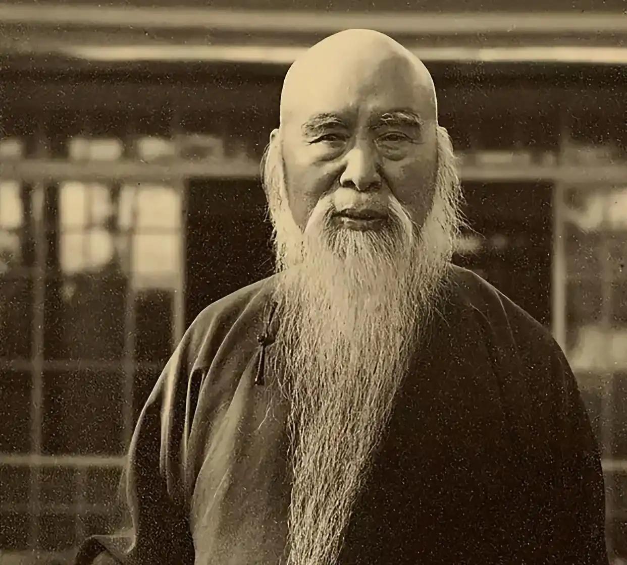 于右任因为和蒋经国有特殊关系，所以有时候和蒋介石说话都不客气。国民政府的官场