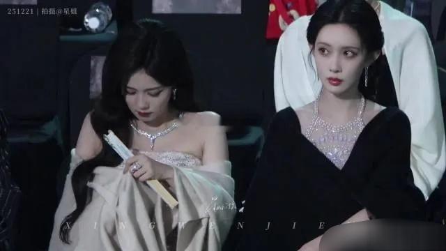 孟子义“啪”地一下摔那儿了，白鹿刚走没两步，听见动静猛地回头，一看这情况，吓得赶