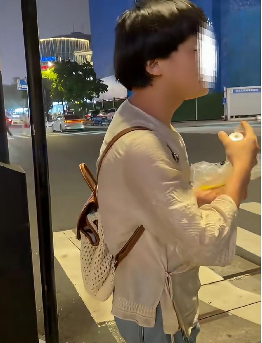 两名未成年女孩在路上遭遇陌生男子持续骚扰。女孩们明确表达反感，警告对方再不停止骚