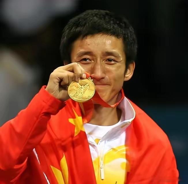 2008年的奥运会，中国队一共获得了51枚金牌，邹市明拿到了第50枚金牌，那时候