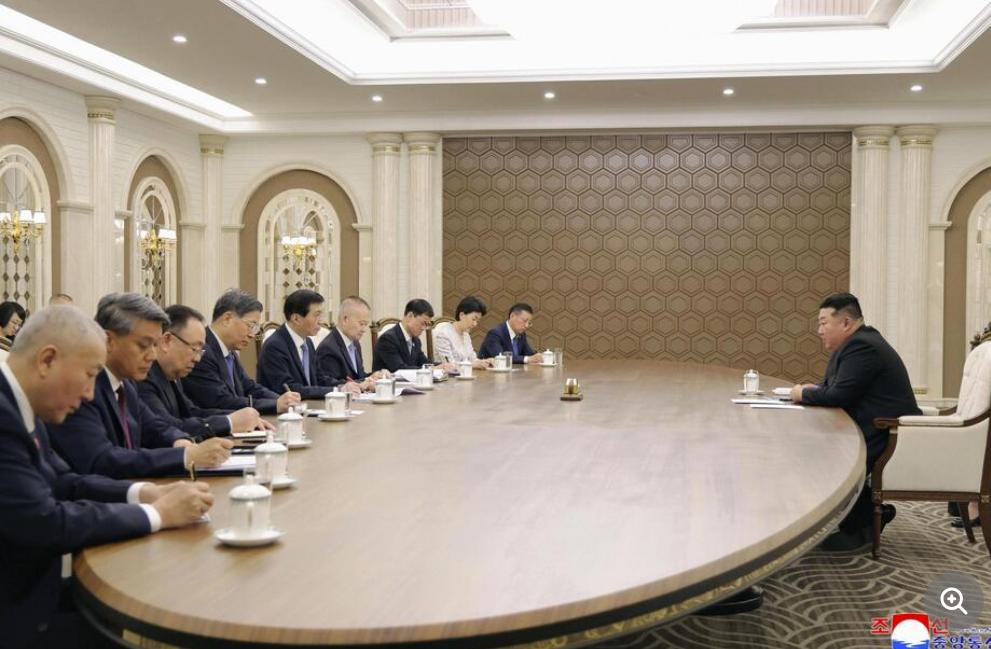 7月17日，根据朝中社的报道，由全国政协主席率领的代表团在平壤与金委员长进行了会