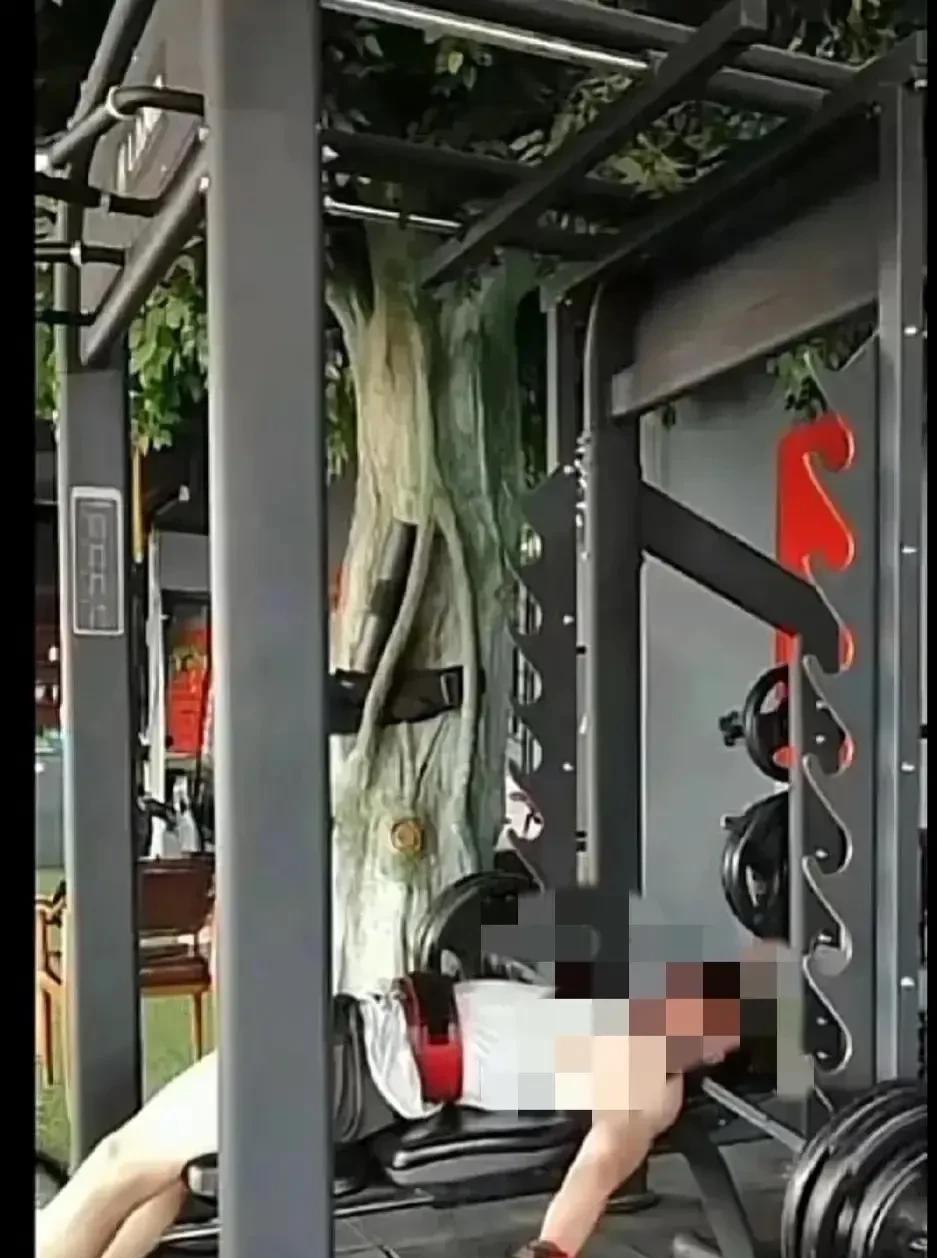 太吓人了，一定要小心！男子正在健身，却活活被自己手里的杠铃给压死，当时的画面太痛
