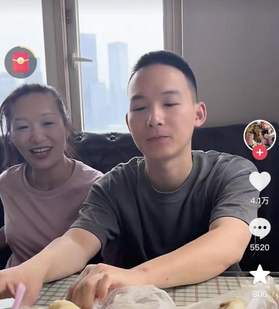 谢浩男给大妹剥鸡蛋，大妹一句“谢谢老板”，道出了实情。这句简单的对话，揭开了