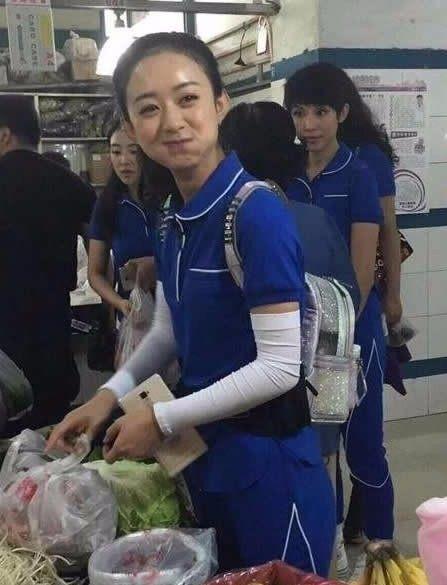 你有没有发现，现在年轻人越来越爱往菜市场跑了？不是为了买菜，而是为了找“治愈”！