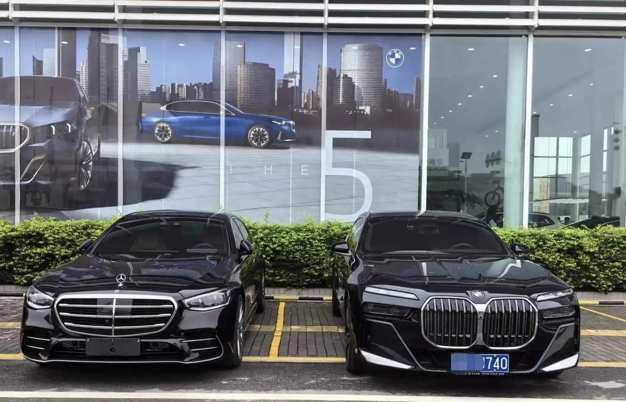 当奔驰S级和宝马7系停在一起，谁的气场更强？我觉得奔驰S级好看，但7系辨识度更高