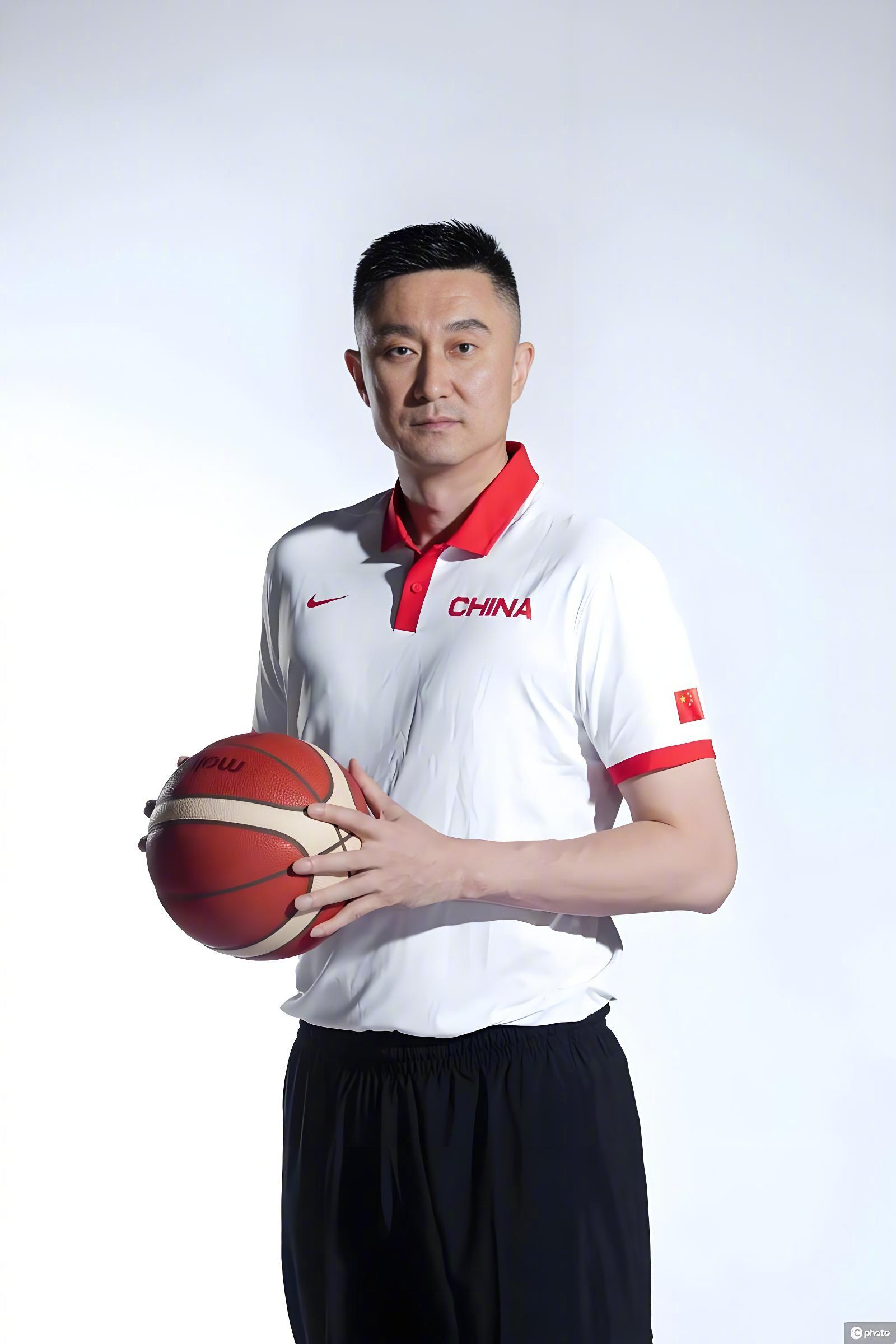 据我所知，杜锋下赛季将不再担任广东宏远队主教练，接下来一年会休整一下，毕竟过去几