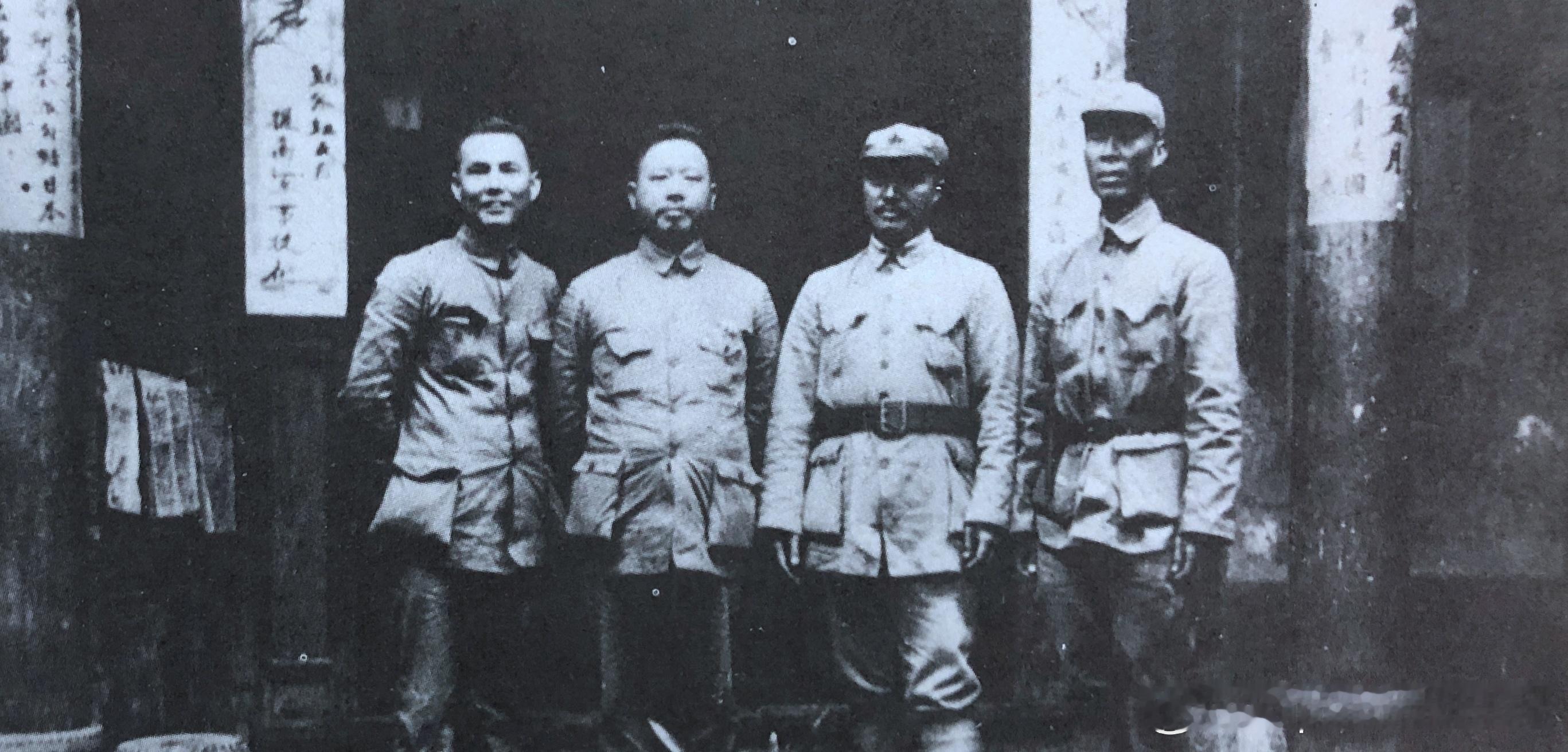 1937年5月贺龙、叶剑英和周士第在延安与国民党中央考察团副团长萧致平（左二）合