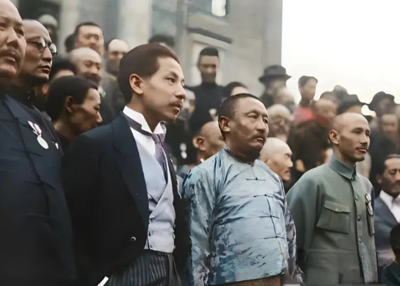 这是1931年5月17日蒋介石在南京组织的一次会议，汇聚了当时全国各地的政治精英