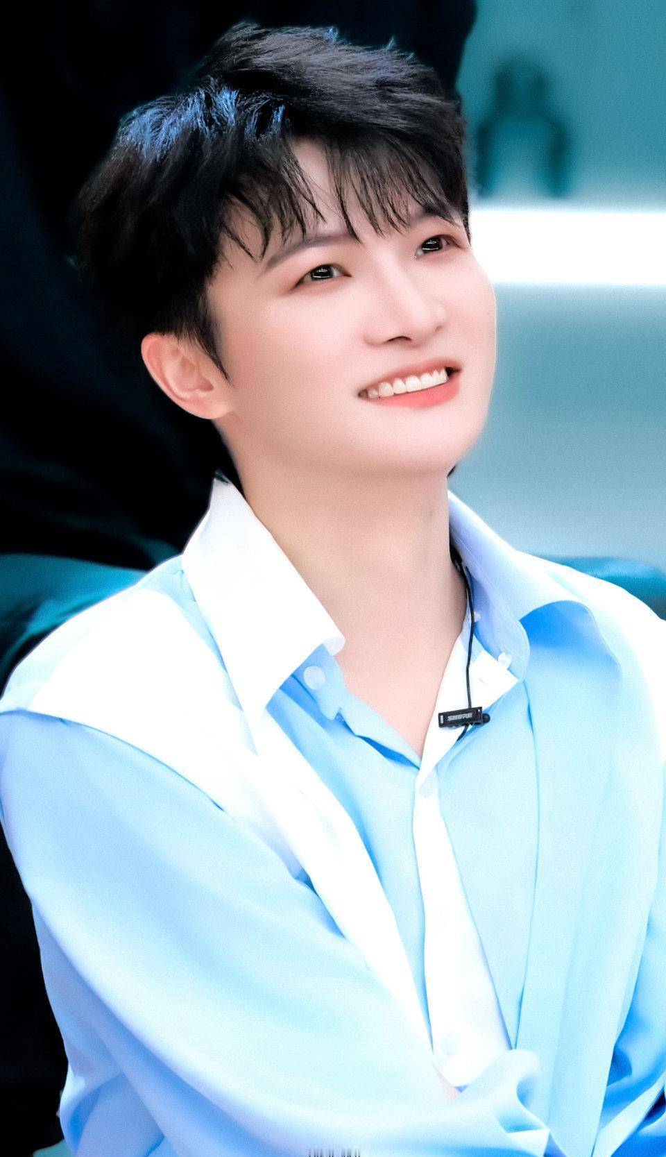 别再说周深宠粉了，那是对他最大的误解。你发现没？他记得你改了三次的ID，能复