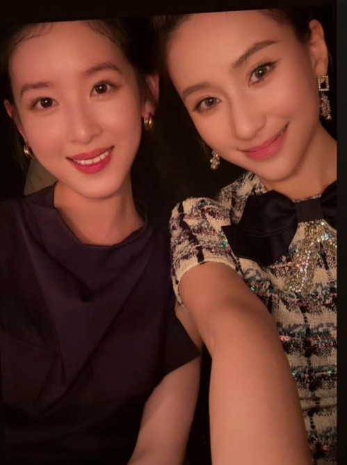 何超莲和章泽天同框，一个豪门贵千金，一个商界阔太太。两人出席了上海TODS宴