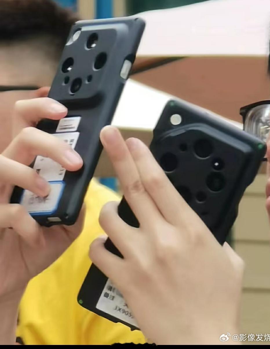 疑似OPPOFindX9Ultra带保密壳真机曝光。OPPOFindX9U